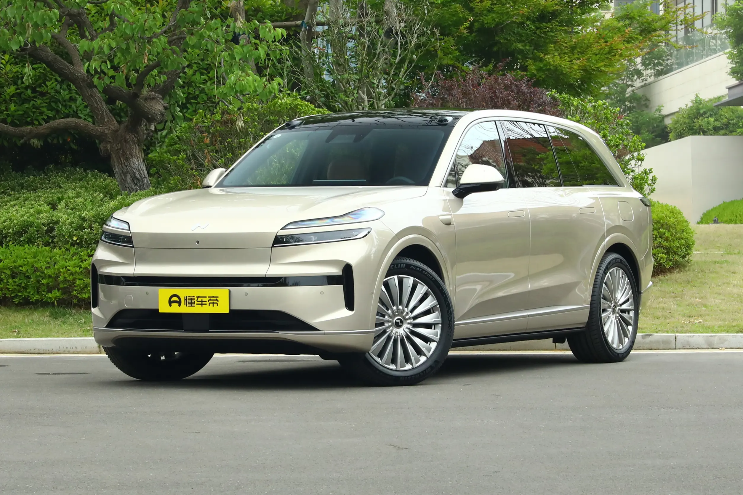 NIO ONVO L90