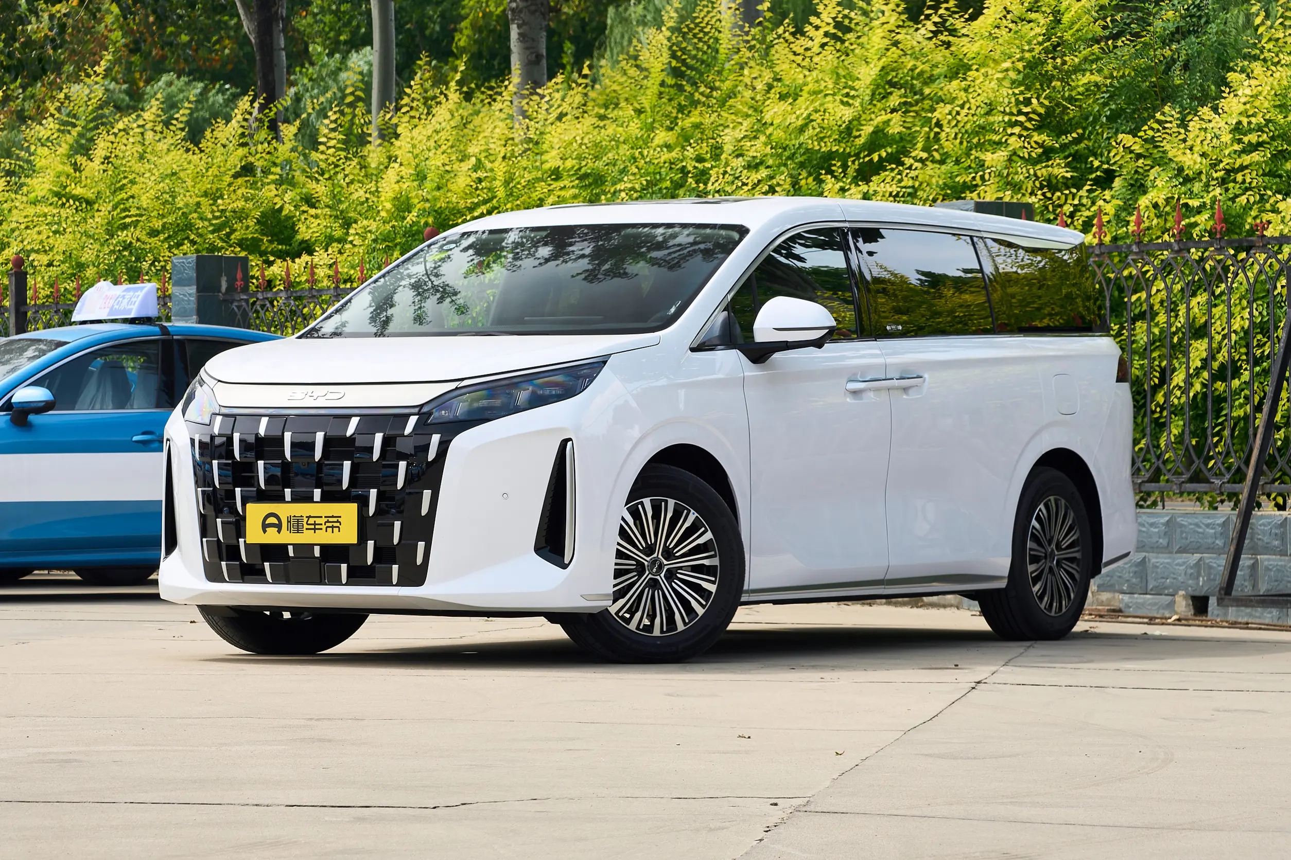 Автомобиль BYD M9 (2026)