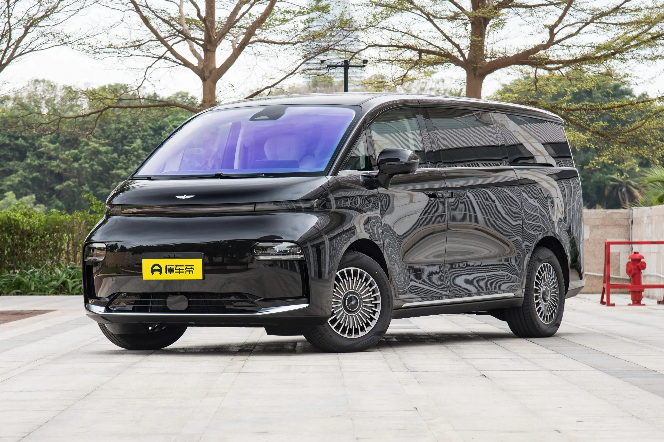 Автомобиль Geely Geely LEVC L380 (2026)