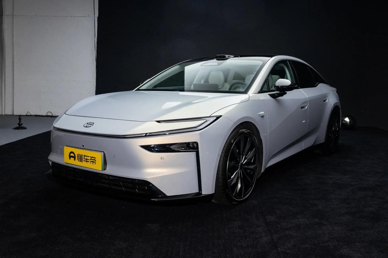 Автомобиль Toyota BZ7 (2026)