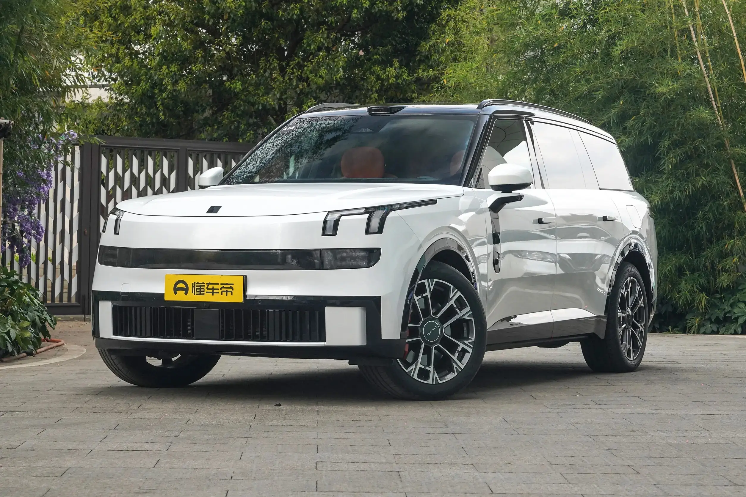 Lynk & Co 900 DM-i