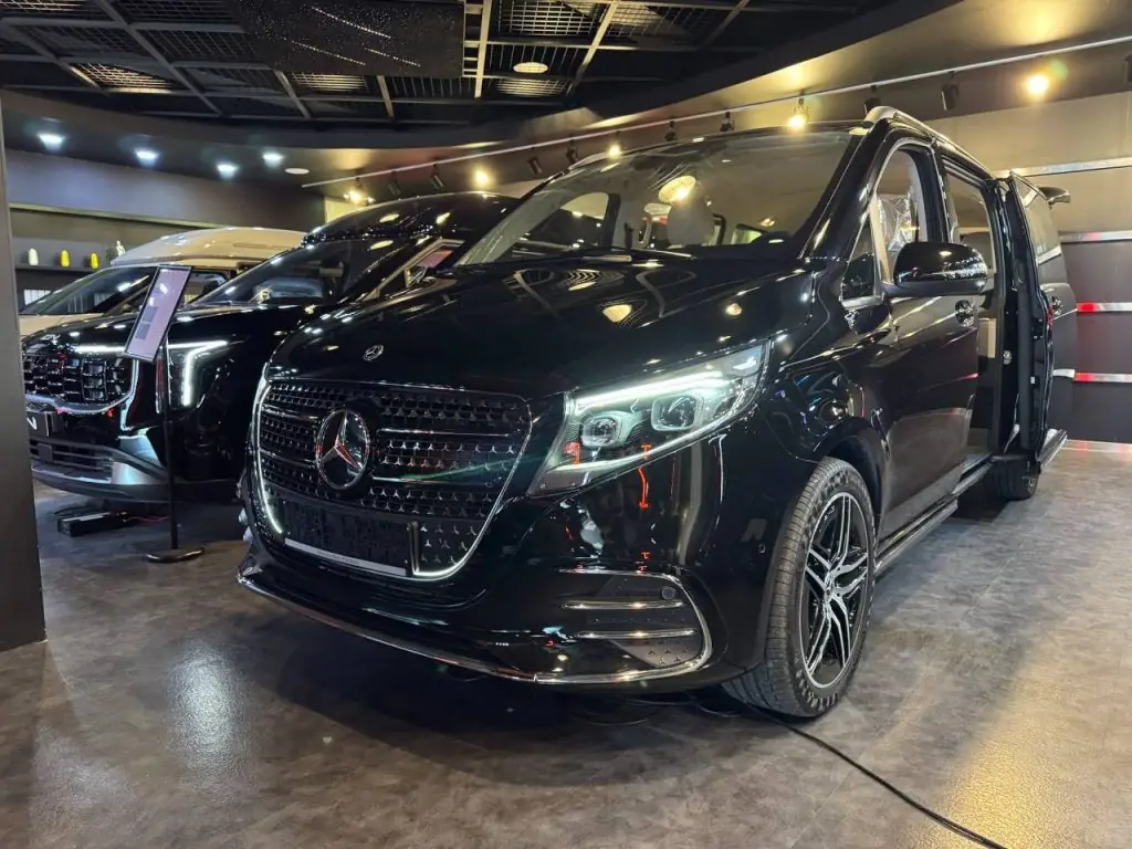 Mercedes V-Class 300D Extra Long Avantgarde AMG Line