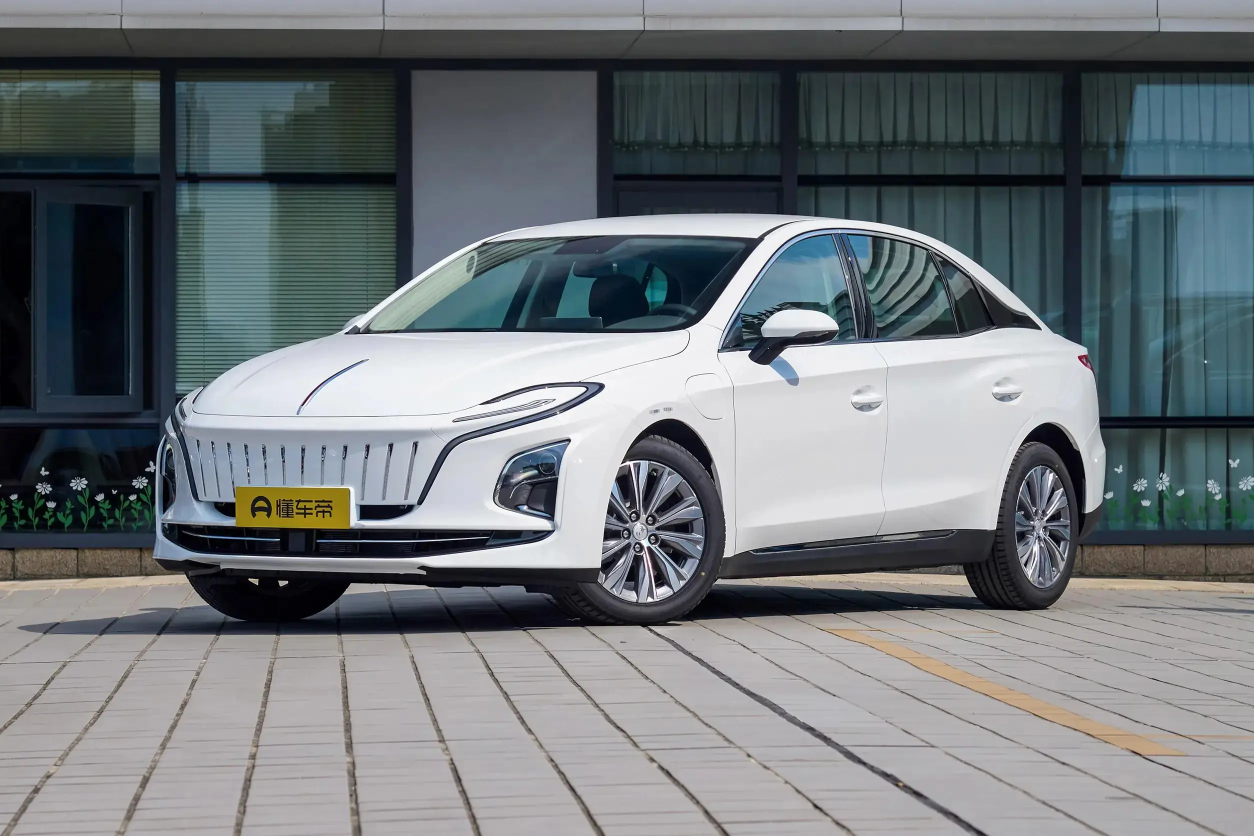 Hongqi E-QM5